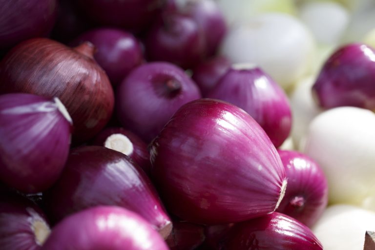red,onions,on,the,market,,colorful,photo,of,red,onions